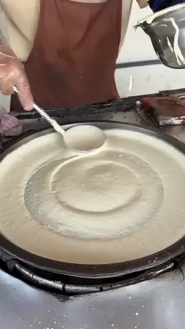 🥞✨ Resep Martabak Manis Bersarang ✨🥞 *🧂 Bahan Adonan:* * 250 gr tepung terigu 🌾 * 50 gr gula pasir 🍬 * 1 butir telur 🥚 * 300–350 ml air 💧 * 1 sdt baking powder ✨ * 1/4 sdt garam 🧂 * 1/2 sdt vanilla 🌸 * 1/2 sdt pasta pandan / vanila (opsional) 🍃 * 1/2 sdt soda kue (ditambahkan terakhir) 🌙 *🍫 Bahan Topping:* * Mentega 🧈 * Susu kental manis 🥛 * Keju parut 🧀 * Meses cokelat 🍫 * Kacang sangrai 🌰 * Cokelat leleh 🤎 *👩‍🍳 Cara Membuat Martabak Manis Bersarang:* 1. Campurkan tepung, gula, garam, dan baking powder ke dalam mangkuk besar 🌾 2. Tambahkan telur dan air sedikit demi sedikit sambil diaduk hingga adonan halus 🍶 3. Diamkan adonan selama 30–45 menit agar mengembang dan lebih elastis ⏳ 4. Setelah itu, masukkan soda kue lalu aduk cepat hingga tercampur rata ⚡ 5. Panaskan wajan teflon dengan api kecil hingga benar-benar panas 🔥 6. Tuang adonan, lalu putar wajan agar terbentuk pinggiran tipis ala abang-abang 🍳 7. Biarkan muncul gelembung-gelembung kecil sebagai tanda sarang mulai terbentuk 🫧 8. Taburi sedikit gula di atas permukaan agar martabak lebih berkilau ✨ 9. Tutup wajan dan masak hingga matang sempurna tanpa gosong 🌙 10. Angkat, olesi mentega selagi panas supaya meresap dan harum 🧈 11. Tambahkan topping favorit seperti keju, meses, atau cokelat leleh 🍫 12. Lipat dua, potong sesuai selera, dan sajikan selagi hangat 😋 *✨ Tips Biar Bersarang Sempurna:* 1. Pakai api kecil supaya sarang keluar banyak. 2. Jangan aduk adonan setelah diberi soda kue terlalu lama. 3. Wajan harus benar-benar panas sebelum #galaubrutal #quotes 