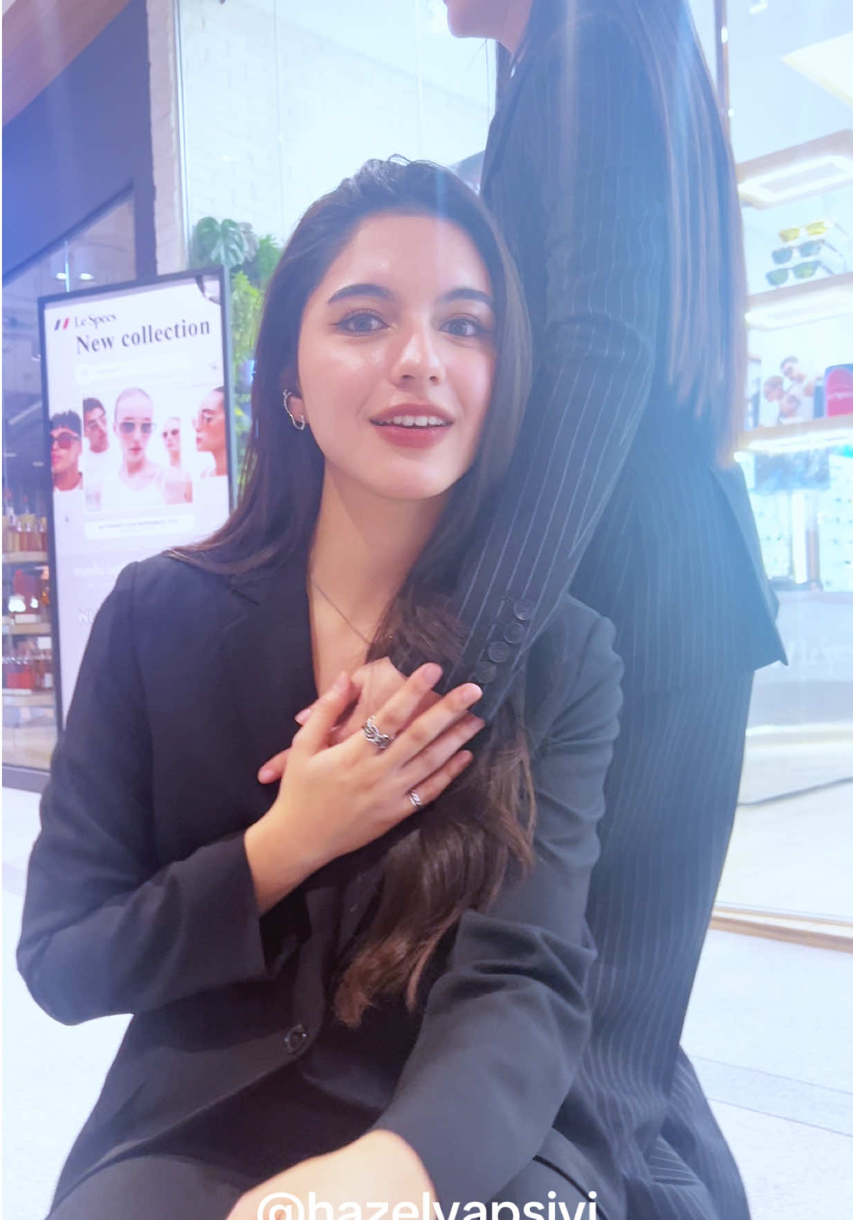 当你偶像问你什么时候去泰国🇹🇭然后你朋友说下个月😳那么你是不是就应该买票飞过去？😏🤣Shelly找我了怎么办😂 #LeSpecsXNekoShelly #LeSpecsNightOut2025 #MoshiOpticxLeSpecs #shellybenda 