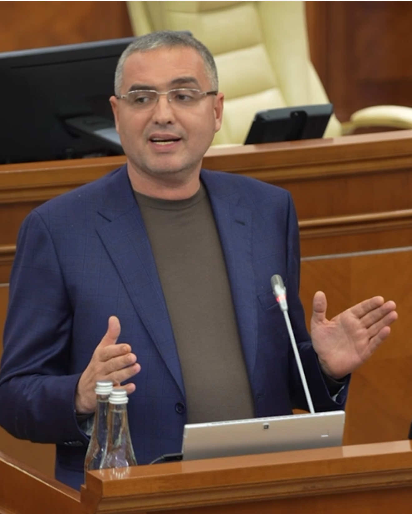 Nu poți cere rezultate de la oameni plătiți cu 9–10 mii de lei și, în același timp, să le mărești atribuțiile. Problema salariilor la negru nu se rezolvă cu grabă și bifări pentru partenerii externi, dar cu o adevărată revoluție fiscală și prin dialog cu cei din economia reală. __ Нельзя требовать результатов от людей, которым платят 9–10 тысяч леев, и в то же время расширять им полномочия. Проблему зарплат “в конверте” нельзя решить в спешке, ради галочки, лишь бы отчитаться перед внешними партнёрами. Сделать это можно только через настоящую революцию в налоговой сфере и в диалоге с представителями реальной экономики. #PartidulNostru #нашапартия #renatousatii 