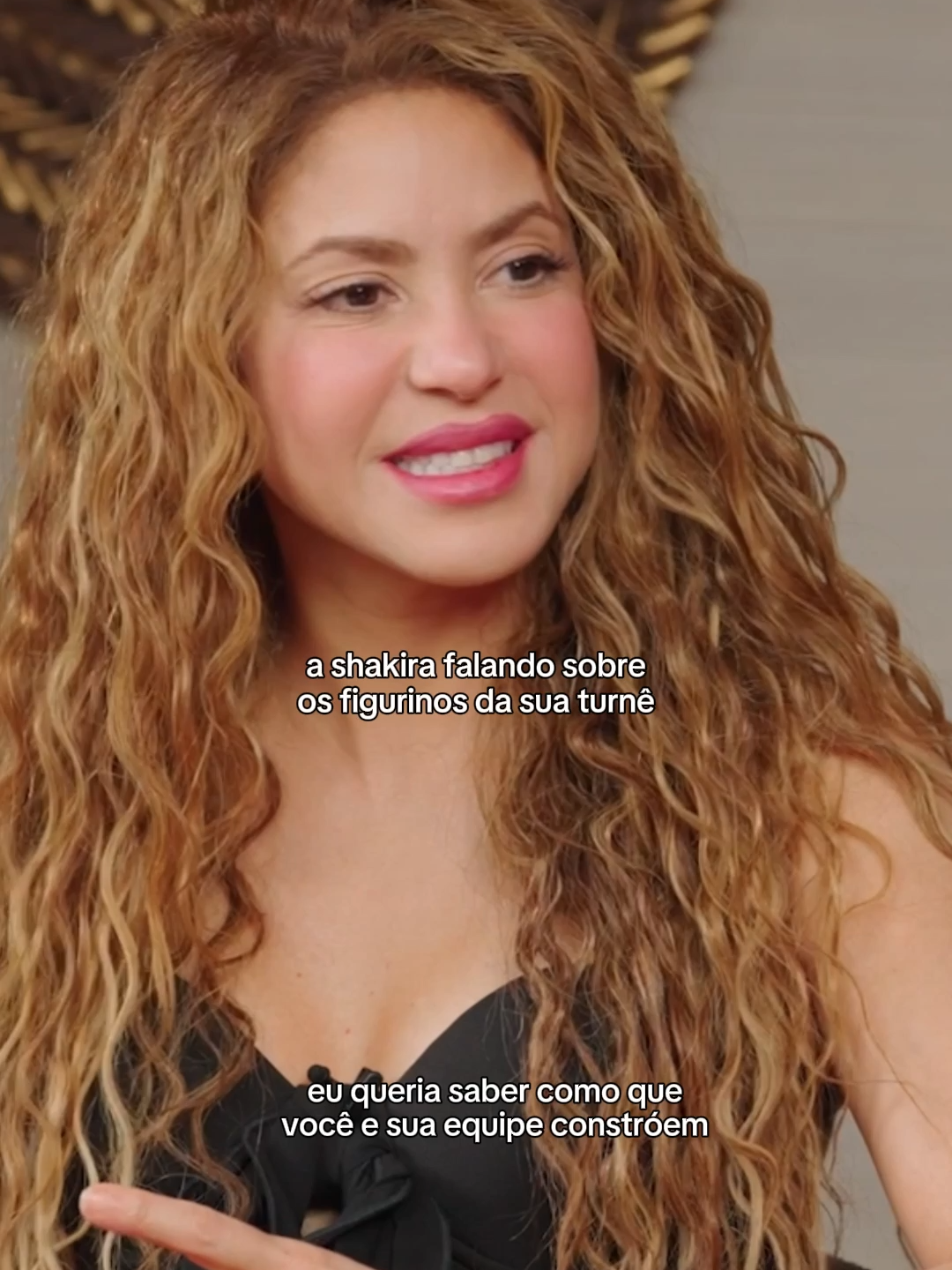 Simplesmente Shakira falando *em português* sobre os figurinos da #LMYNLWorldTour ✨ #STEALTHELOOK #TikTokFashion #shakira