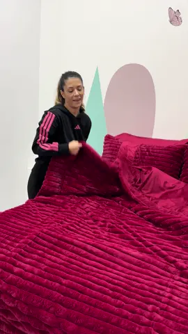 ✨ Transformă-ți dormitorul în colțul tău preferat! Setul de lenjerie din 6 piese cu pilotă inclusă aduce confort, stil și un vibe fresh în fiecare zi. 🤍🛏️ Perfect pentru un refresh total al camerei! ✨ #LingerieSet #HomeDecor #CozyVibes #TrendingNow #raiullenjeriilor 