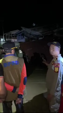 Bapak walikota subulussalam mengunjungi warga terdampak banjir di beberapa Desa di kecamatan Sultan Daulat (27/11/2025), semoga kaum beak kami tetap dalam lindungan Allah SWT. @Pemko_subulussalam @Zulkarnain Gaes @kabarsubulussalam @HRB  #subulussalam #aceh #acehsingkil #HRB #fyp 