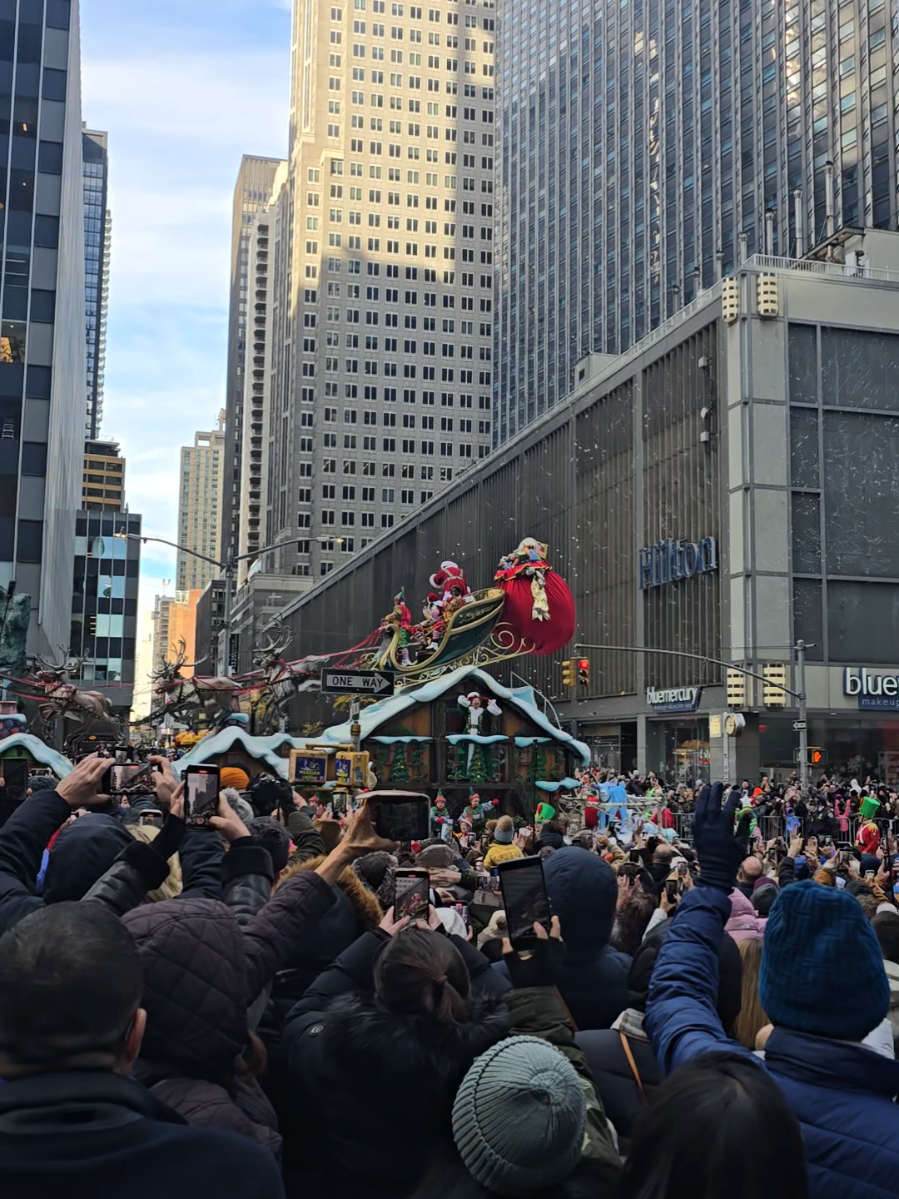 🎅✨ Santa finally arrived at the Macy’s Thanksgiving Parade! Crowds cheering, Manhattan energy at its peak — the holiday season officially begins in NYC. ❤️🗽 #MacysParade #ThanksgivingParade #NYC #NewYorkCity #SantaClaus           🎄🎥