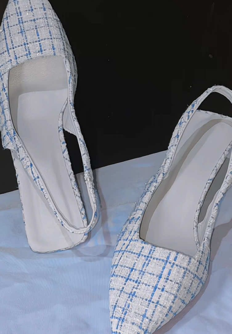 pointed heels on point! #pointedheels #bluesandals #sandalsforwomen #slingbackheels #closedheels #fashion #classyheels 