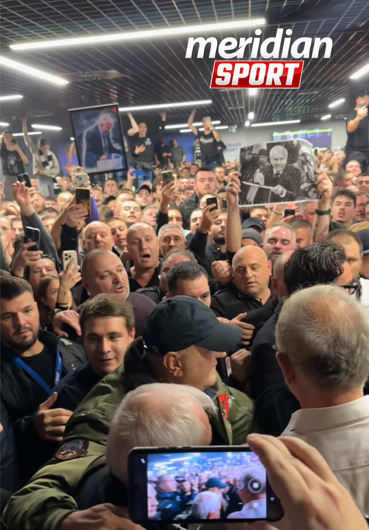 Neverovatan broj navijača Partizana je dočekao Željka Obradovića koji se uz pomoć obezbeđenja probio kroz masu! ⚫️⚪️ #zeljkoobradovic #fyp #meridiansport #grobari #partizan