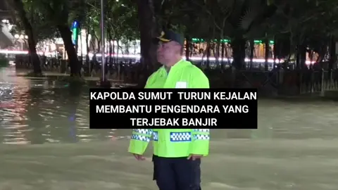 Kepala Kepolisian Daerah Sumatera Utara, Irjen Pol Wishnu  Hermawan Februanto turun langsung ke sejumlah ruas jalan di Kota Medan yang terendam banjir pada Kamis malam.  Didampingi sejumlah personel, Kapolda memantau kondisi banjir sekaligus membantu para pengendara yang terjebak akibat tingginya genangan air. #medan #tkpmedan 