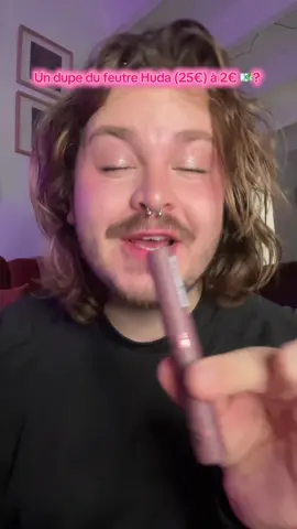 On test le feutre à lèvres qui est censée être le dupe du Huda beauty !  Les produits:  Feutre lèvres @essence.cosmetics  Lip oil @r.e.m. beauty 🫧✨