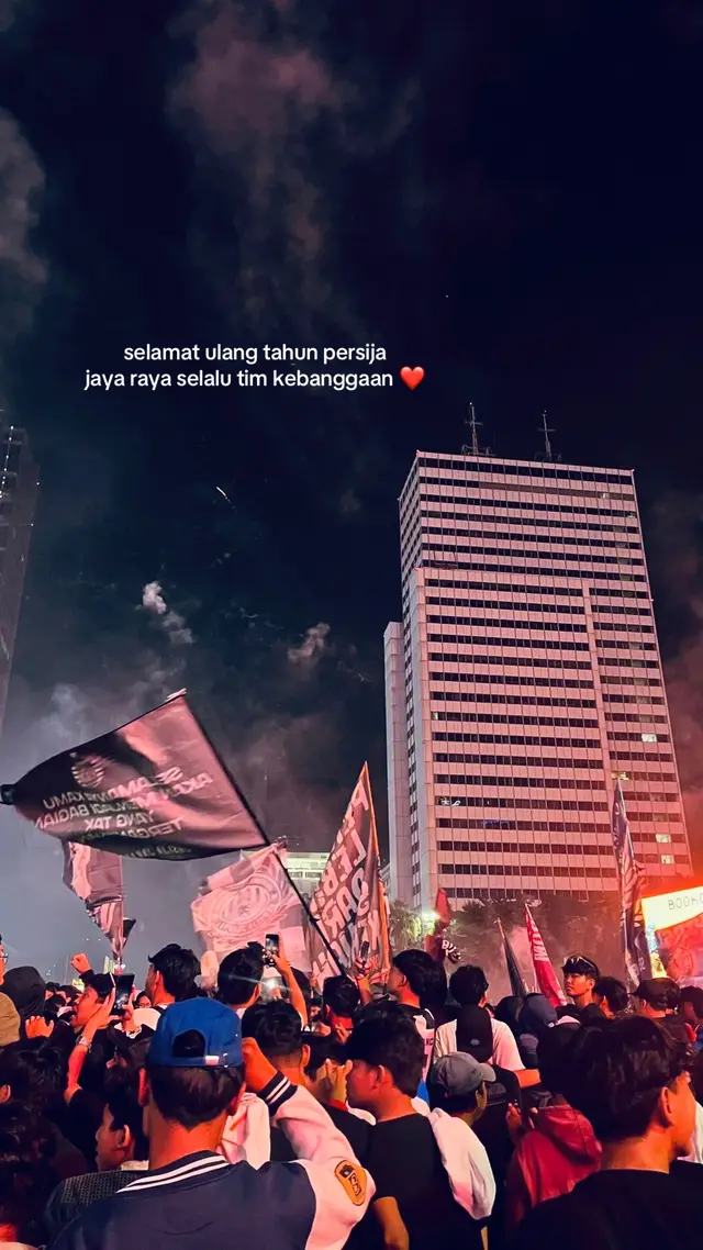 97 tahun berdiri!! #persija #jakarta #bunderanhi  #football #lewatberanda 
