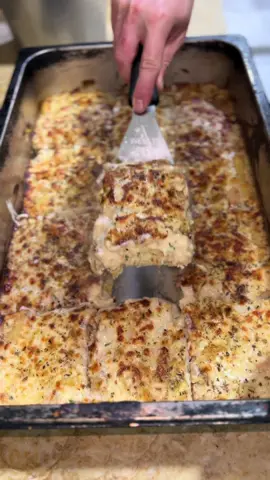 الكمية حوالي 20 شخص  Quantité environ 20 p Sauce bichamel  240 g margarine مرغارين  270 g farine فرينة 3 litre lait حليب  Epice sel poivre noix de muscade ملح فلفل اسود جوز الطيب 4 oeufs بيض  3 c a soupe fromage fondue 3 مغارف فروماج فوندو  1 tasse de crème fraiche كاس كريم سائلة  1kg poulet كلغ دجاج  2 oignons petits 2 حبات بصل  Sel poivre ملح فلفل اسود Persil معدنوس Pomme de terre 2 a 3 kg  بطاطا حوالي 2 او 3 كلغ #creatorsearchinsights  #recetterapide #وصفات_سهلة #وصفات_رمضانيه #gratin 