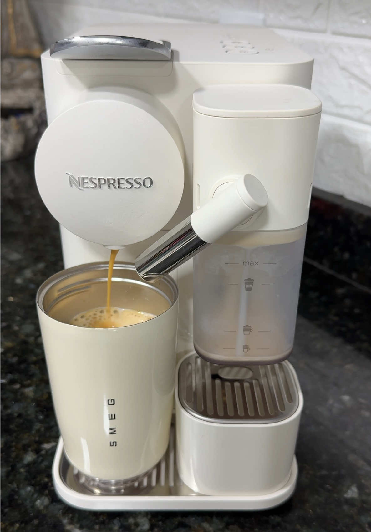 Viciada neste leite de caramelo 🤎 #milk #nespresso #cafeteira #latte #notmilk 