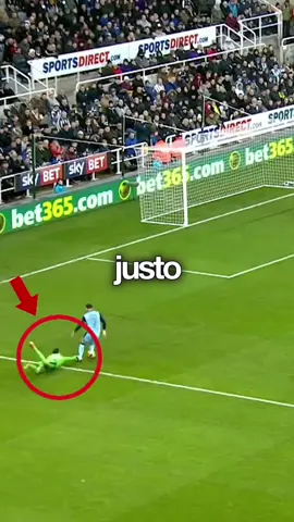 Cuando este portero cometió un error justo en el borde del área… algo realmente EXTRAÑO ocurrió.