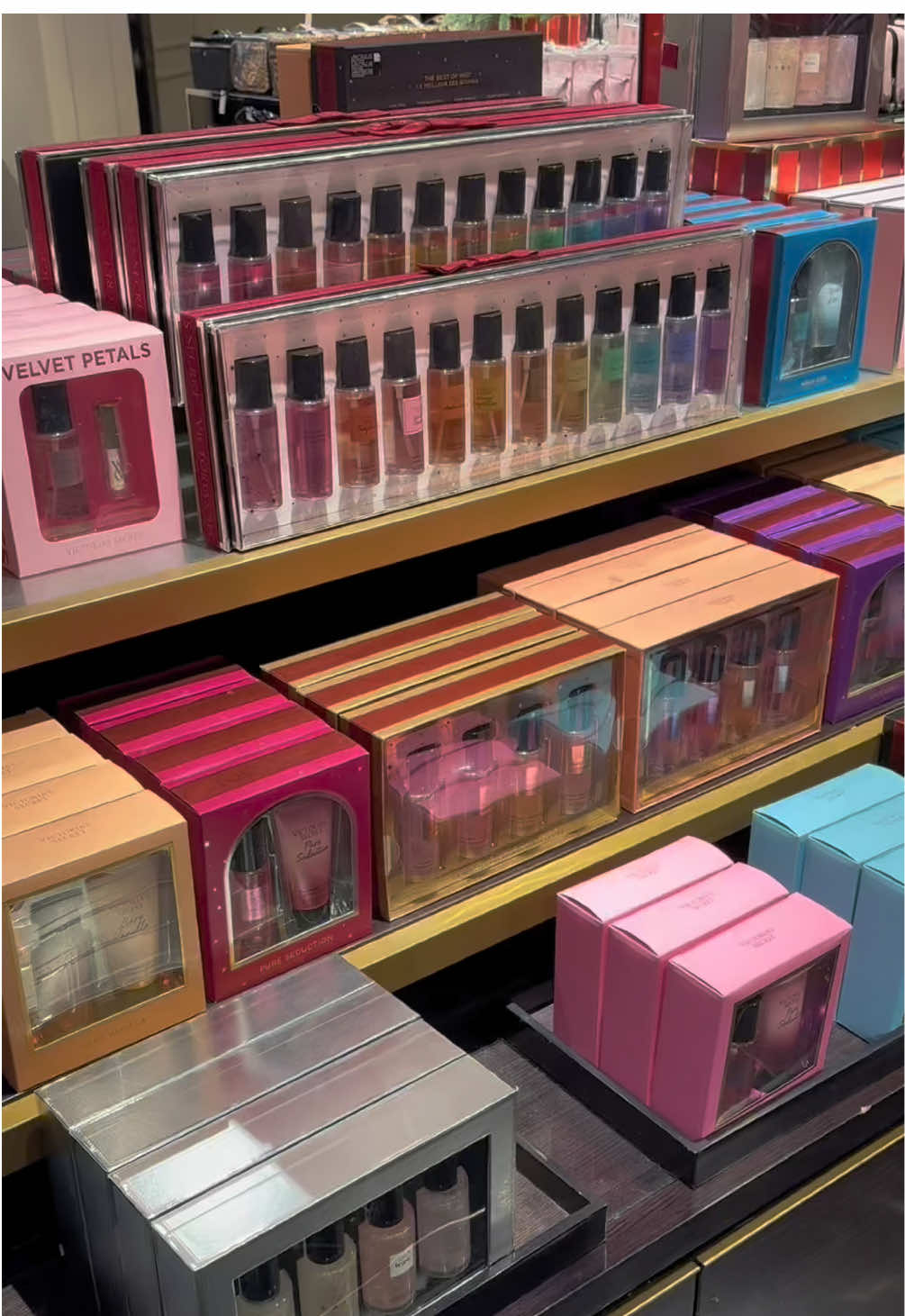 Le cadeau dont vous rêvez ! 😍🎁 Retrouvez dès maintenant le coffret de 12 mini brumes dans nos magasins ✨ #victoriassecretfrance #brumesvictoriasecret #brumes #wishlistdenoel #giftguide