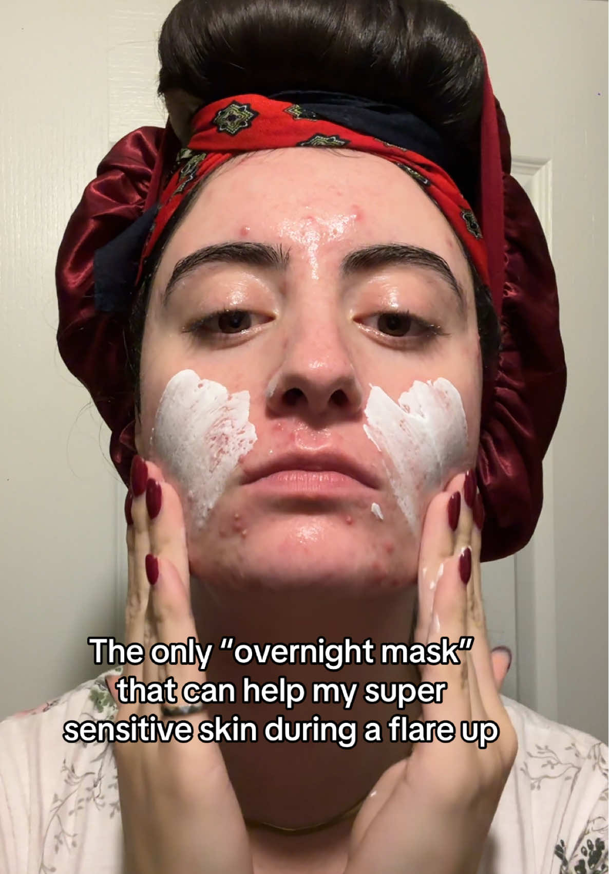 My sensitive girlies IYKYL @La Roche-Posay Cicaplast Baume B5 💗🥰 #realskintexture #skincare #overnightmask #sensitiveskin #cicaplast 