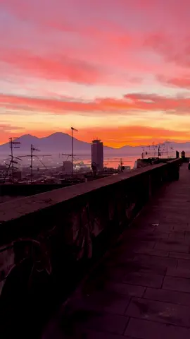 Nei tuoi occhi brucia la città… #napoli #neiperte #perte #sunrise #napolinelcuore 