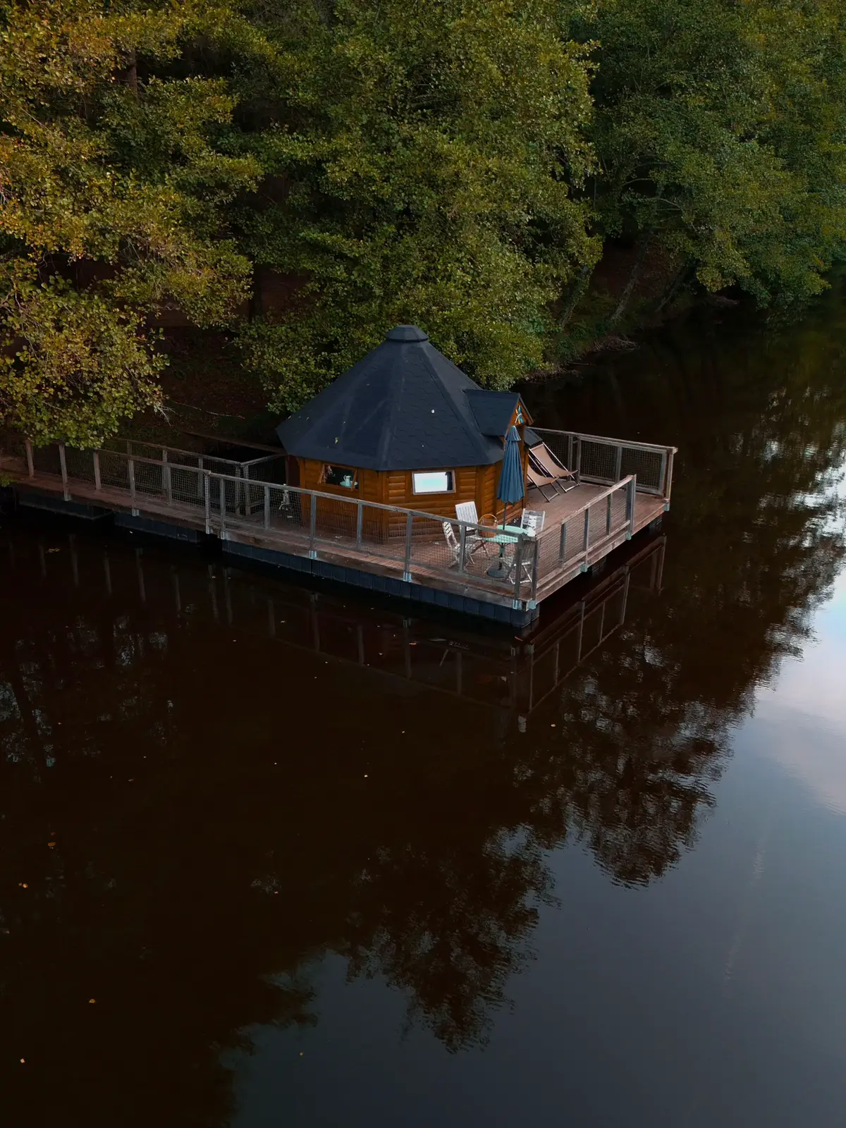 🇫🇷 On vient peut-être de trouver le meilleur séjour de couple en Aveyron 🙌🏽 @ma_cabane_en_aveyron est l’adresse parfaite si vous rêvez de passer du temps au calme, en pleine nature. Au programme : randonnées, baignade , balade en barque… puis retour dans votre cabane avec vue sur le lac. Une vraie parenthèse hors du temps. 💙 ✨ Ce qu’on adore : ✓ Vues panoramiques ✓ Accès direct au lac ✓ Piscine ✓ Sentier de randonnée ✓ Aire de jeux (Ping-Pong) ✓ Chauffage d’appoint ✓ Parking gratuit ✓ Pêche 📍 Ma Cabane en Aveyron– Aveyron 💸 À partir de 140€/nuit 🛏 Pour 2 personnes 🐶 Animaux non acceptés Enregistre ce post pour ne pas oublier cette adresse lors de tes prochaines escapades !  🇺🇸 We may have just found the best couples’ getaway in Aveyron 🙌🏽 @ma_cabane_en_aveyron is the perfect place if you dream of spending quiet time in the heart of nature. On the agenda: hiking, swimming, boating… then returning to your cabin with a view of the lake. A true timeless escape. 💙 ✨ What we love: ✓ Panoramic views ✓ Direct access to the lake ✓ Swimming pool ✓ Hiking trail ✓ Play area (Ping-Pong) ✓ Extra heating ✓ Free parking ✓ Fishing 📍 Ma Cabane en Aveyron – Aveyron 💸 From €140/night 🛏 For 2 people 🐶 Pets not allowed Save this post so you don’t forget this spot for your next getaway! #cabin #logementinsolite #tiktokviral #HiddenGem #explorer 