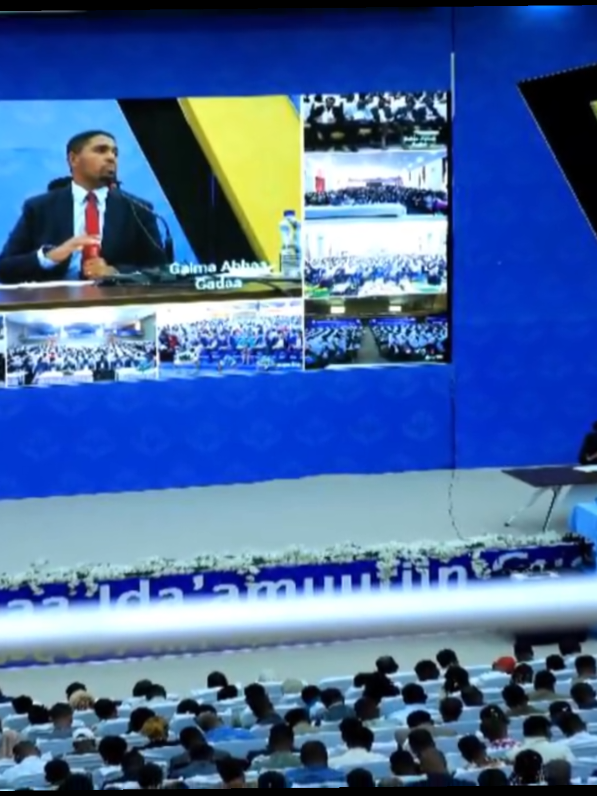 Hoggansi sadarkaadhaan jiru haala barame keessaa bahuun gaggeessummaa qajeeltoo fi   ilaalama Mootummaa Ida’amuutiin masakame kennuun   Badhaadhina hunda galeessa mirkaneessuuf hojjechuu qaba jedhan  Pireezidaantiin Mootummaa Naannoo Oromiyaa  Obbo Shimallis Abdiisaa.#Ethiopia #prosperity #AbiyAhmed #oromia #shimalis_abdisa 