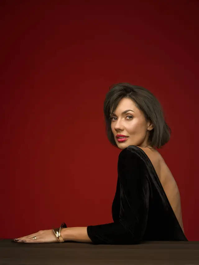 La invitatia dragilor @alinabotofei si @bogdanbotofei m-am lasat “atrasa” in vraja acestui shooting cu tema festive glam.  Mi-a placut atat de mult si m-a purtat cu gandul catre prima mea sedinta foto. Se intampla cand aveam 15 ani si imi imparteam timpul intre mate-info😄, modelling si actorie. A fost momentul in care am castigat primii mei banuti. Eram bruneta. La fel cum m-au imaginat si ei pentru aceste instante. 23 de ani mai tarziu. Ce bine a fost sa ma intorc un pic la mine…🫠 Va multumesc! P.S.: Mai urmeaza. Si mai frumoase. Our lovely location: @planbstudio.ro ❤️ 