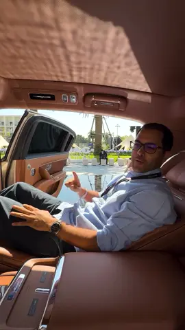 | خودروی Maextro S800 که توسط خودروسازی JAC و هوآوی ساخته شده، در فول‌ترین نسخه که سه موتور برقی و ردیف دوم دو صندلی مجزا داره (همین مدلی که ما معرفی کردیم)، بیش از ۱۴۰ هزار دلار قیمت داره! که حدود ۱۴ میلیارد تومان میشه! جالبه بدونین کرمان‌موتور در حال رایزنی برای عرضه این خودرو توی بازار ایرانه! #خودروبانک #کرمان_موتور #جک #jac #maextros800 