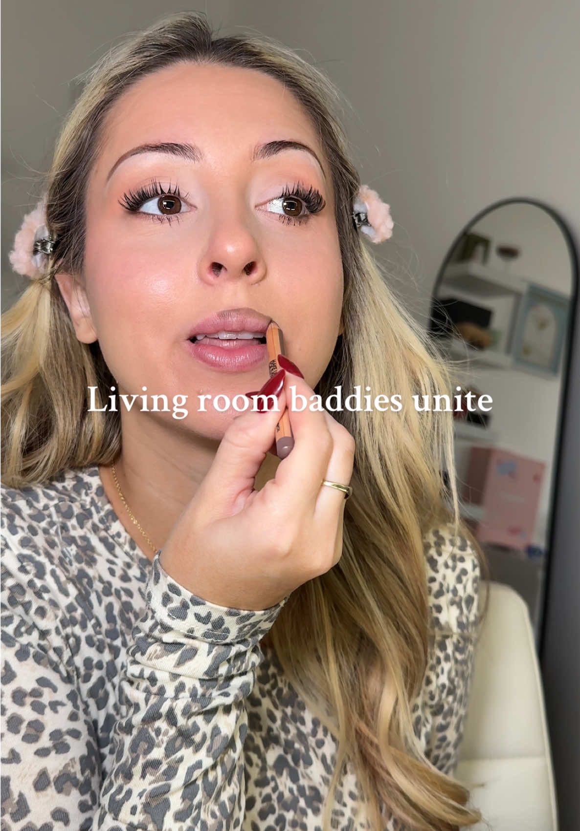 To my fellow living room baddies 🫶🏻 #thanksgivingglam #grwm #fyp #BeautyTok #makeup 