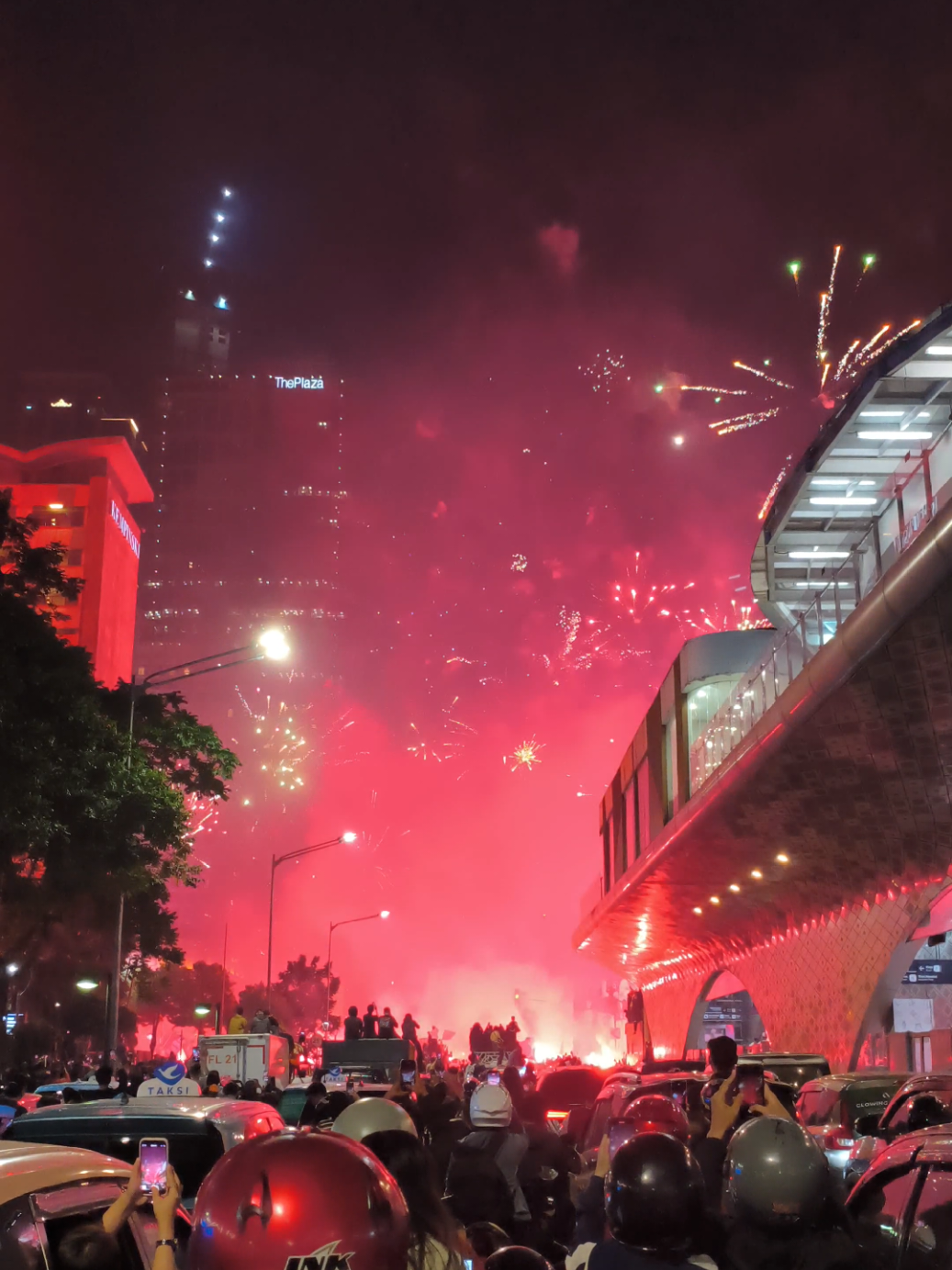 Jakarta memaksa kita kuat, bahkan ketika hati sedang rapuh #jakarta #bundaranhi #persija 