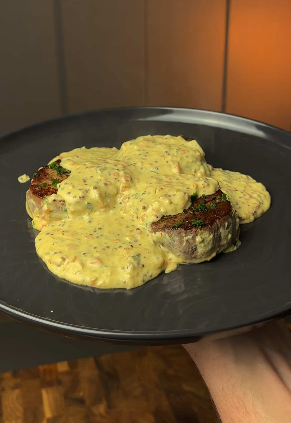 Ep. 18 - Filé mignon ao molho de mostarda Aquela receita rápida que já chega com cara de ocasião especial, mas é feita no seu fogão! Se quiser um igual ao meu, tem cupom da Mueller ⬇️ Ingredientes:    •   Filé mignon 🥩 ou a carne que preferir     •   1/2 cebola 🧅     •   1/2 cenoura 🥕     •   3 colheres de mostarda (usei em grãos)    •   300g creme de leite    •   Salsinha 🌿     •   Manteiga 🧈  Preparo:    •   Tempere o filé 🥩 com sal e pimenta do reino dos dois lados    •   Leve a uma frigideira quente com um fio de óleo até dourar bem    •   Vire o filé, adicione manteiga 🧈 e doure, banhando com a gordura    •   Retire e reserve    •   Na mesma panela alcione a cebola 🧅 e a cenoura 🥕 e doure bem    •   Adicione a mostarda e o creme de leite    •   Corrija o sal e pimenta    •   Finalize com salsinha 🌿  Se quer renovar seu fogão eu uso o Decorato Gourmet Inox da @Mueller Eletrodomésticos e é perfeito! Cupom 🎫 FELIPE10 no site da Mueller pra mais desconto 😉  Vai lá ver os preços! (Fogão novo dá um ânimo de cozinhar que não tem ideia)