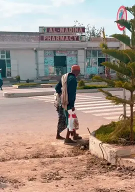 Clipkan waxaan duubay maalin dhawayd waxayna ahayeen maama iyo odaygeedii cimri ahaan way is le’ekayeen laakiin xanuun ayaa jiray maamada. Team ilasocday ayaan kudhahay utagay Nasradiin hiil Shacab iyo Abdulahi harun kadibna Nasradiin ayaa lacag siiyay waxaanan saarnay bajaj. Sababta aan usoo qaatay ayaa ah jacaylka iyo ixtiraamkii ay isku guursadeen inay wali raadkisii hayaan garabna isu noqdeen si gobonimo ah inuu garabka u hayo iskuna ag gaboobeen iyagoo isu naxatiisanaya. Maama caafimaad idam alle.🤲 #abdibarud 