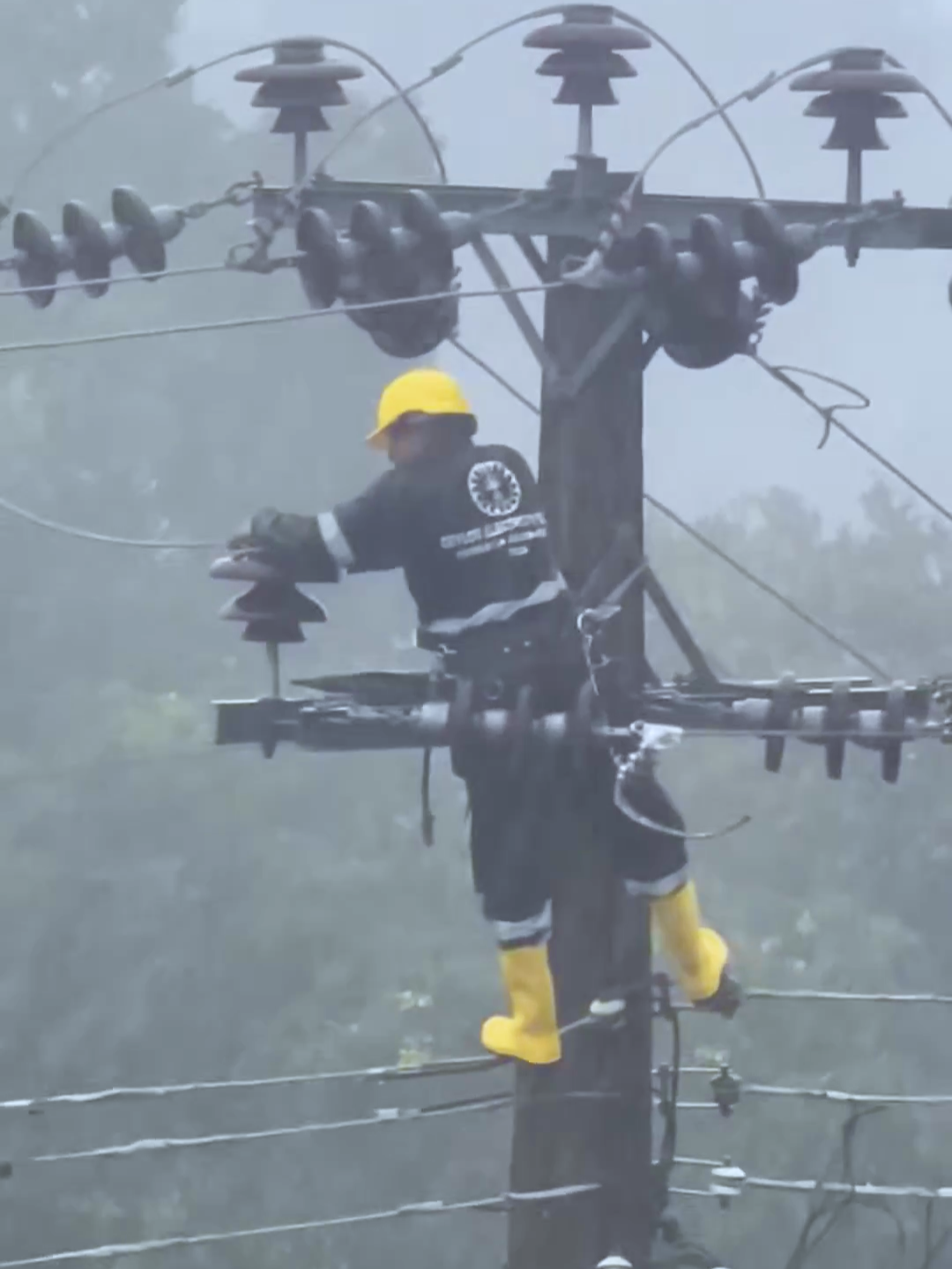 රැකියාවට වඩා එහා ගිය මනුස්සකම, ආදරෙයි! 🥹 CEB Rikillagaskada ❤️🫡 #LAEntertainment #LAEntertainmentDigital #Trending #Viral #TikTokTainment #WhatToWatch #CEB #Rikillagaskada