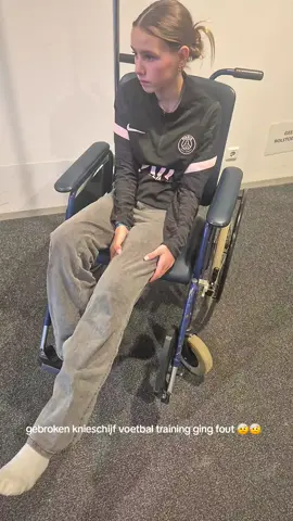 #mijndochter #brokenpiloot #voetbal #training 🤕❤️