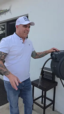 Manguera retractable y ajustable para la casa con esto evitas regueros en el patio #manguera #agua #patio #jardin #regar 