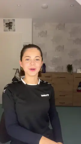 Mit Gel mache ich die Strähnen manchmal weg #shorthair #haare #kurz #zopf #training 