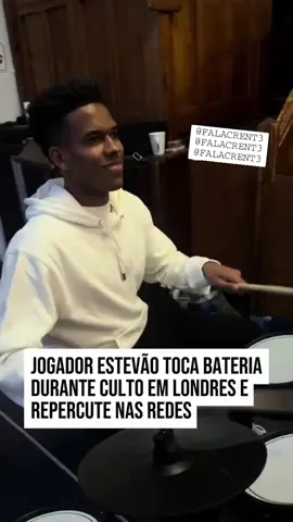 O atacante brasileiro Estevão Willian, de 18 anos, surpreendeu os seguidores ao aparecer tocando bateria durante um culto em uma igreja de Londres, na Inglaterra, no último domingo (23). O momento foi registrado e publicado pelo cantor brasileiro Douglas Borges, e rapidamente viralizou nas redes sociais. Durante a adoração na AD Vida Nova Londres, Estevão acompanhou Douglas na canção “Quem é Esse?”, de Julliany Souza. “Hoje tive o privilégio de conhecer o craque da seleção brasileira Estevão! Além de conhecer, ele tocou na bateria! Que honra”, escreveu Douglas na postagem. Atacante do Chelsea, o jovem tem sido considerado uma das maiores promessas do futebol brasileiro. Recentemente, foi destaque na vitória do Chelsea por 3 a 0 sobre o Barcelona, pela UEFA Champions League, chamando atenção da imprensa internacional e recebendo elogios do técnico Hansi Flick. Após o jogo, Estevão publicou uma mensagem de gratidão a Deus: “Primeiramente, toda honra e glória a Deus. Grande noite em casa, feliz pelo gol, mas ainda mais feliz pela grande vitória. Toda a equipe está de parabéns. Seguimos firmes em busca dos nossos objetivos.” O jogador é cristão e costuma compartilhar sua fé publicamente. Em suas redes, ele frequentemente agradece a Deus pelas conquistas. “Agradeço a Deus por cada oportunidade, sempre um motivo de alegria e uma honra representar a Seleção Brasileira”, afirmou em uma publicação recente. @estevaowilian_  ⸻ #Estevão #EstevãoWillian #ChelseaFC #Culto #Londres 