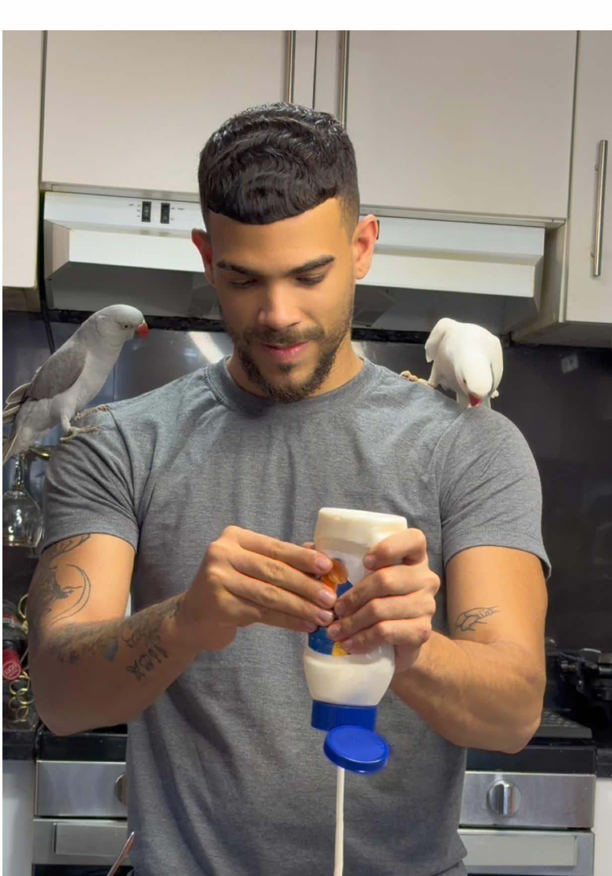 “Este Acción de Gracias lo celebramos como buenos vecinos: con sazón, chercha y una mesa que da ganas de repetir. 😍🤌🏻 Preparé esta comida usando productos Líder de @Merca Jumbo porque cuando uno quiere calidad sin complicadera, uno va directo a lo seguro. Entre risas, brindis y un chin de ese cariño que solo nosotros los dominicanos sabemos poner, salió un banquete que hasta el pollo pidió foto.  🤤 Gracias a Merca Jumbo por siempre tener lo que uno necesita… ¡y al precio que uno agradece!” 😩😍🧡
