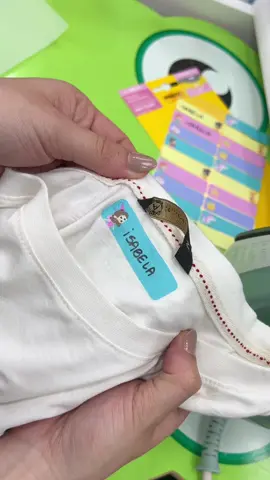 Elas estão chegando: etiquetas termocolantes @pimaco! No ano anterior muitos papais nos pediram esse produto e é claro que nós ouvimos vocês! Então, chega de perder a camiseta, calça e jaqueta por aí, bora deixar tudo identificado! 🤩 Disponiveis no período de volta as aulas aqui na GGPEL! #ggpel #voltaasaulas2026 #voltaasaulas #materialescolar #etiquetasescolares 