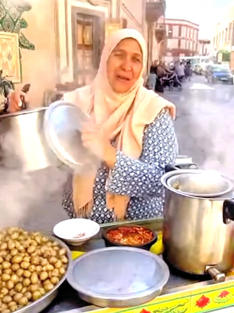 صرخه الطنجره الساخره. في مشهد فكاهي ساخر امراه تبيع البابوج في احد الازقه بمدينه الدار البيضاء ياتي ولد يطلب منها البابوش لجميع افراد عائلته والجيران فترد عليه المراه بصخريه مضحكه