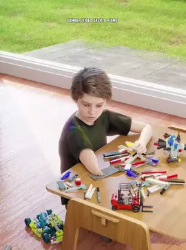 Detail Fakta: 1. Inovasi Dimulai Sejak Usia Dini · Fakta: David Aguilar (sang pencipta) membangun lengan prostetik Lego pertamanya di usia 9 tahun. · Detail yang Menarik: Ini bukan main-main biasa. Sejak kecil, dia sudah memandang Lego bukan hanya sebagai mainan, tetapi sebagai kumpulan komponen teknis yang bisa menyelesaikan masalah nyata dalam hidupnya. Kreativitasnya lahir dari kebutuhan pribadi. 2. Prototype Pertama Gagal, Tapi Itu Tidak Menghentikannya · Fakta: Versi lengan Lego pertamanya tidak berfungsi. · Detail yang Menarik: Kegagalan awal justru menjadi fondasi penting. Daripada menyerah, dia menggunakannya sebagai pembelajaran. Hal ini menunjukkan bahwa inovasi adalah proses berulang yang membutuhkan kesabaran dan resilience (daya tahan). 3. Evolusi Desain yang Konstan dan Mandiri · Fakta: Dia telah membuat lima versi lengan yang berbeda, masing-masing lebih baik dari sebelumnya. · Detail yang Menarik: Perkembangannya sangat nyata, dari model sederhana menjadi lengan dengan siku yang dapat digerakkan dan penjepit (grabber) yang fungsional. Semua ini dia kembangkan secara otodidak, menunjukkan bakat teknik yang luar biasa. 4. Filosofi 