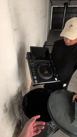 ⚠️Cdj 3000 a la basura 🚮 la rescatemos 🤣 creen que la esposa se enojé 😂😂😂 tip 66665 de como comprar una cdj 300x y no te corran de tu casa 🤣🤣🤣 #cdj #pionnerdj #dj #cdj3000  #djs 