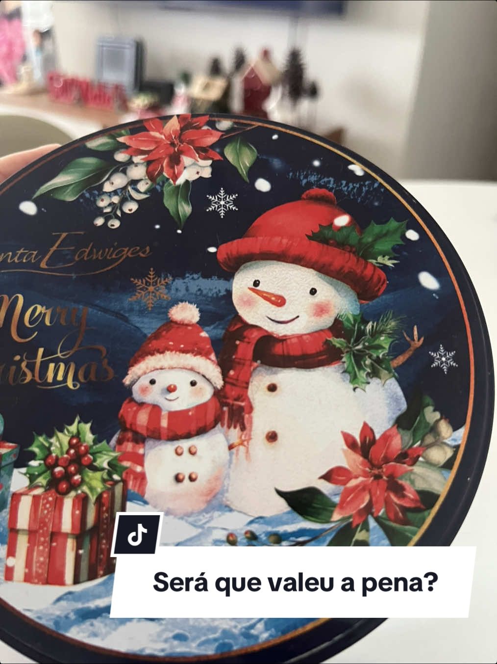 Contagiada pelo clima natalino não podia perder essa fofura…Além dos biscoitinhos da @santaedwiges  serem deliciosos eles vem nessa latinha que é um charme a parte. Esses eu encontrei na @Farmácia Indiana  #biscoito #santaedwiges #sonhodeinfancia #biscoitoamanteigado #natal 