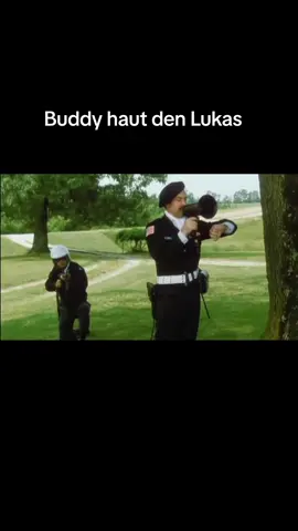 „Buddy haut den Lukas“ (Occhio alla penna, 1981) ist ein Bud-Spencer-Soloabenteuer, das Sci-Fi, Comedy und klassische Prügel-Action angenehm leicht mischt – und gleichzeitig die liebevolle Fortsetzung der Geschichte um den mürrischen Sheriff Craft und seinen kleinen außerirdischen Freund H7-25 erzählt. Bud Spencer spielt erneut den bärigen, brummigen, aber grundanständigen Sheriff Craft. Nachdem sich sein kleiner Alien-Freund H7-25 – von Craft liebevoll Charly genannt – dazu entschieden hat, auf der Erde zu bleiben, hat sich das Leben der beiden beruhigt. Zumindest theoretisch. Denn die Realität sieht anders aus: Die beiden sind ständig auf Achse, ziehen von Stadt zu Stadt und geraten dabei von einem Chaos ins nächste. Ihr neuestes Ziel: das verschlafene Nest Monroe, ein Ort irgendwo im amerikanischen Süden, der seit Langem keinen funktionierenden Sheriff mehr hat. Die Kriminalität sprießt wie Unkraut, Schlägerbanden regieren die Straßen, und selbst die einfachen Bürger haben längst aufgegeben. Die Stadt ist ein Pulverfass – perfekt also für einen Mann, der mit seinen Fäusten ganze Bars renovieren kann, ohne einen Hammer in der Hand zu haben. Zuerst lehnt Craft die Rolle des Sheriffs ab. Er will seine Ruhe, und Charly soll ein halbwegs normales Leben führen. Doch Charly ist neugierig wie immer, setzt seine telekinetischen Fähigkeiten überall ein (und bringt Craft damit regelmäßig zur Weißglut), und die Bewohner von Monroe flehen geradezu nach einem starken Arm der Gerechtigkeit. Also schlüpft Craft schließlich doch in die Sheriff-Sterne – und ab hier geht’s rund. Mit seiner typischen Mischung aus trockenem Humor, unerschütterlicher Ruhe und metergenauen Fausthieben räumt Bud Spencer ordentlich auf. Charly unterstützt ihn mit seinem außerirdischen Talent: Er lässt Verbrecher schweben, dreht Autos um wie Spielzeug, oder schubst Gegner unmerklich in Crafts Schläge hinein, was zu den herrlichsten Slapstick-Momenten führt. Doch es bleibt nicht bei den lokalen Ganoven. Auch fremde, außerirdische Kräfte verfolgen Charly – und diese Bedrohung wächst im Hintergrund, während Craft versucht, Ordnung herzustellen. Je weiter der Film voranschreitet, desto deutlicher wird: Die größte Herausforderung wartet nicht in einer verrauchten Bar, sondern am Himmel. Trotz aller Action bleibt der Film warmherzig. Die Beziehung zwischen Craft und Charly ist das Herzstück der Geschichte: Ein grummeliger Ersatzvater mit Riesenhänden und ein neugieriges Alienkind, das überall Chaos verursacht, aber das Herz am rechten Fleck hat. Fazit: Buddy haut den Lukas ist ein bunter, humorvoller, actionreicher Film mit einem Schuss Science-Fiction. Bud Spencer glänzt als Sheriff, der mit Herz, Ruhe und unendlicher Schlagkraft eine ganze Stadt rettet – und gleichzeitig versucht, einem Alienjungen ein Zuhause zu geben. Leicht, witzig, nostalgisch und voller Charme: ein echtes Bud-Spencer-Schmankerl.