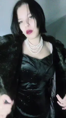 Fun fact I thrifted this coat for 20 dollars makes me feel like an old Hollywood star