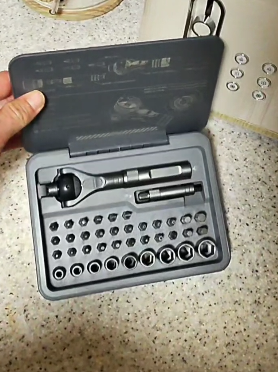 How unreal is this AtuMan screwdriver and ratchet set? 🔧 The weight, the build quality, the magnetic bits… everything feels premium. It’s compact, powerful, and genuinely one of the handiest kits I’ve added to my toolbox. If you want a set that actually lasts, check this one out 👇 #AttuMan #ToolTok #DIYTools #TikTokMadeMeBuyIt #FYP 