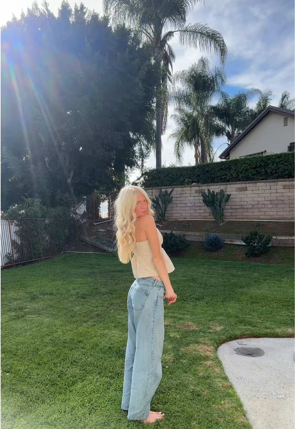 ootd but don’t touch ur hair level impossible #OOTD #outfitinspo #caliwinter #la #barreljeans 