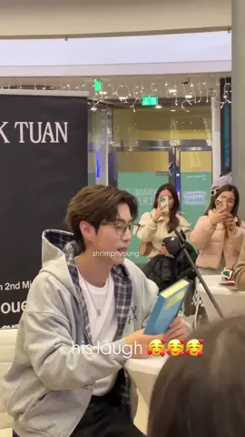 @Mark Tuan  แว่นสุดหล่อของเราน่าจะถ่ายอะไรลงต๊อกต๊อกหัวเราะเอิ้กอ้ากน่ารักกก น่าหยิกมากกก ❤️🥰🤏🏻 🙏🏻 Cr.  #SilhouetteFansign_Cologne #MarkTuan_Silhouette #MarkTuan #MARK #GOT7   