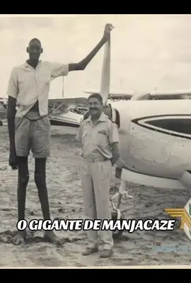 Gabriel Estêvão Monjane, conhecido como o Gigante de Manjacaze, nasceu em 1944 na província de Gaza e tornou-se famoso por atingir 2,45 metros de altura, sendo considerado um dos homens mais altos do mundo. O seu crescimento acelerado começou na adolescência e chamou atenção dos serviços de saúde e, mais tarde, de empresários que o levaram para Portugal e para outros países, onde foi exibido em circos e espetáculos — muitas vezes de forma exploratória. Após a independência de Moçambique, regressou ao país, casou-se e teve três filhos, tentando levar uma vida mais tranquila apesar das dificuldades económicas. A sua história inspirou livros e permanece viva na memória popular moçambicana. Gabriel morreu em 1990, aos 45 anos, após uma queda que lhe causou traumatismo craniano. Ele é lembrado como uma figura marcante da história de Manjacaze e de Moçambique. Video recriado com fotos através de IA.  ##creditodelagoabayworld #fyp #foryou #maputo #mozambique 