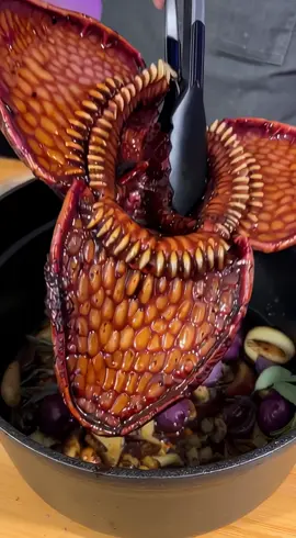 A famosa receita do Mundo Invertido: cabeça de Demogorgon assada. Passo 1: não faça isso. Passo 2: sério, não faça. Pronto, tá servido. Quer mais receitas?  Segue aí. #strangerthings5 #strangerthings #virals #explorer #fy