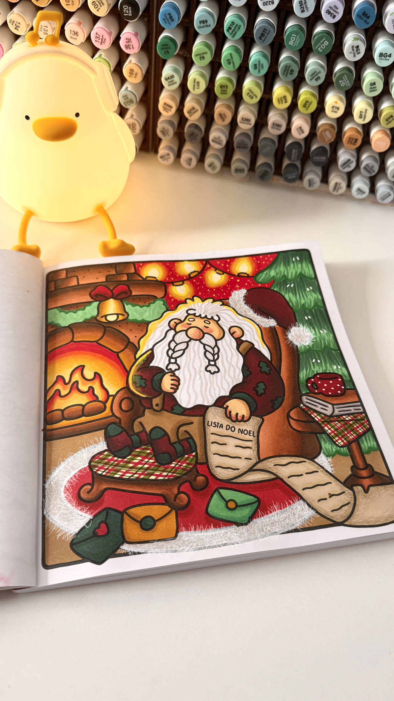 Primeira pinturinha de Natal, e posso dizer que comecei com o pé direito, hein?! 🤭  O livro escolhido hoje foi o “Um Natal Quentinho”, e eu deixei o link dele aqui na minha bio! 🎄🎅🏻 #livrodecolorir #umnatalquentinho #cocowyocoloringbook #cocowyo 