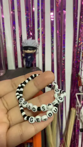 A duplinha se pulseiras de Jujutsu é a mais pedida da loja 💖✨ Qual seu personagem favorito? 👀 Vou fazer um phone strap e uma pulseira do mais comentado ✨ #beads #jujutsukaisen #micangas #satorugojo #acessorios 