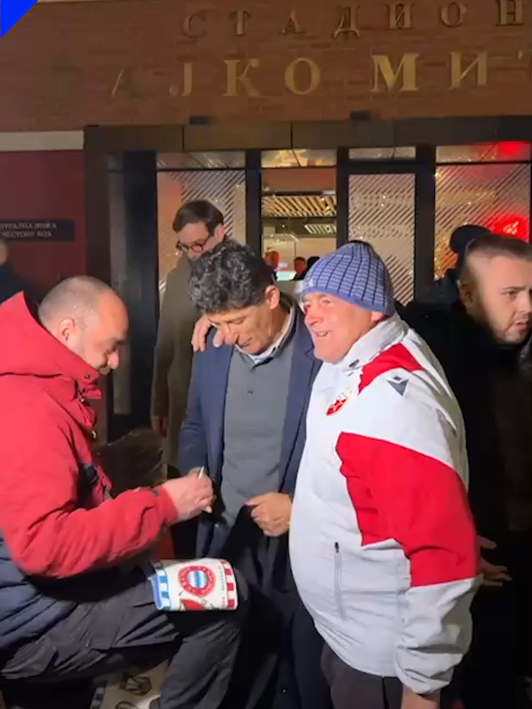 Miodrag Belodedici a oferit autografe fanilor după Steaua Roșie - FCSB #belodedici #steauarosie #fcsb