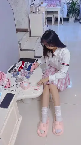 喜欢安静，喜欢生命的柔弱，对于纷扰、繁杂，尽量一笑而过。如果可以，应该可以，我愿意保持最初的简单、善良和快乐