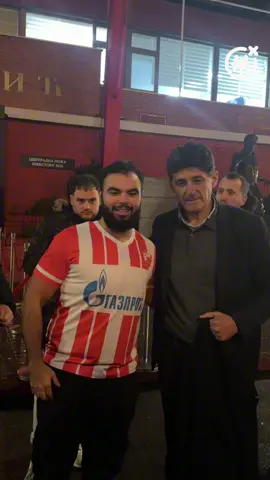 Legenda Crvene zvezde Miodrag Belodedić se nakon utakmice slikao sa navijačima ispred stadiona. 🇷🇴🇷🇸 Bio deo šampionskih generacija oba kluba. Sa timom iz Bukurešta je, pored Kupa evropskih šampiona, osvojio evropski Superkup, a sa crveno-belima je u Tokiju podigao pehar Interkontinentalnog kupa.