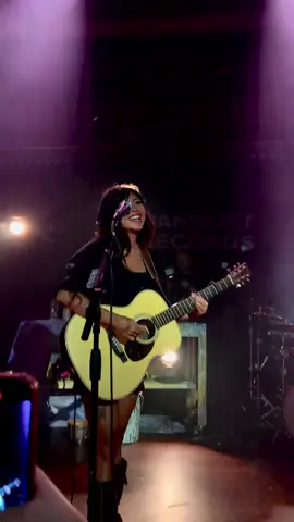 her crying during it stop🥲 @Beabadoobee #beabadoobee #bea #fyp #trending #beaches @beabadoobeehq 